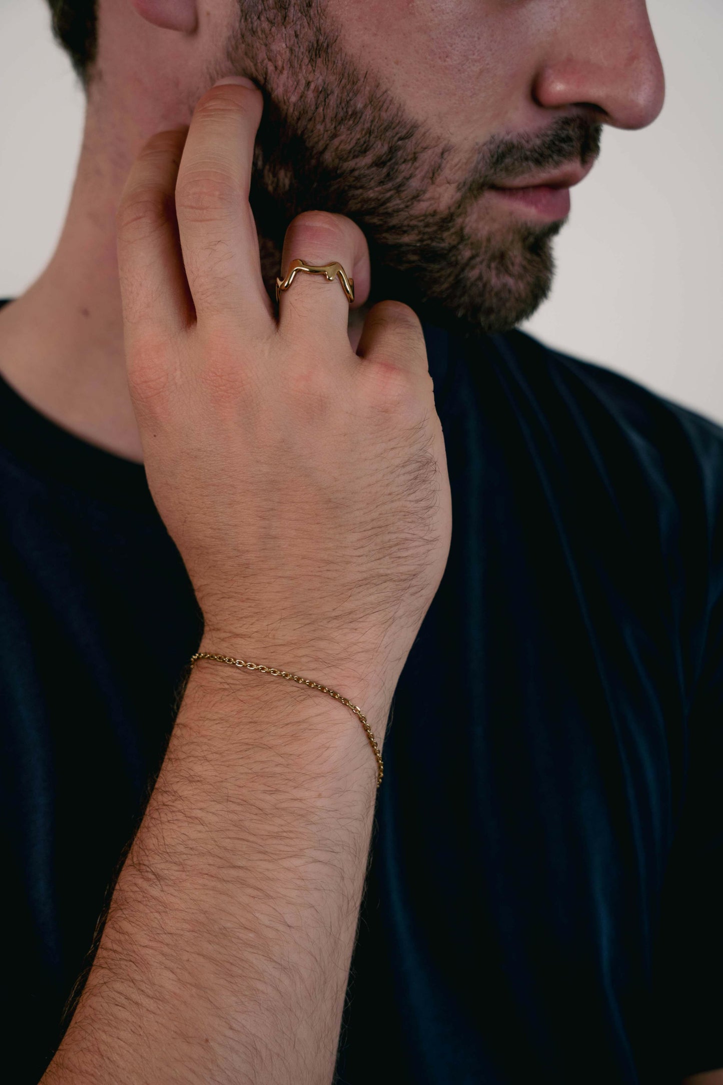Man wearing the EXCITÀRE Ember Ring gold with the Nova bracelet.