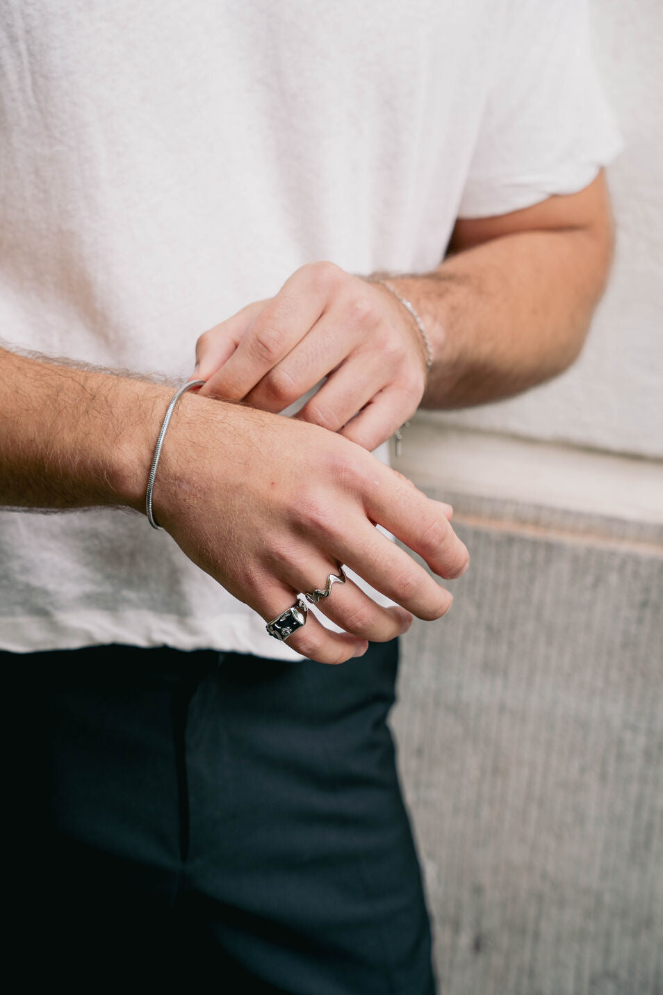EXCITÀRE Ember Ring silver paired with the Flower Ring and Figaro bracelet.