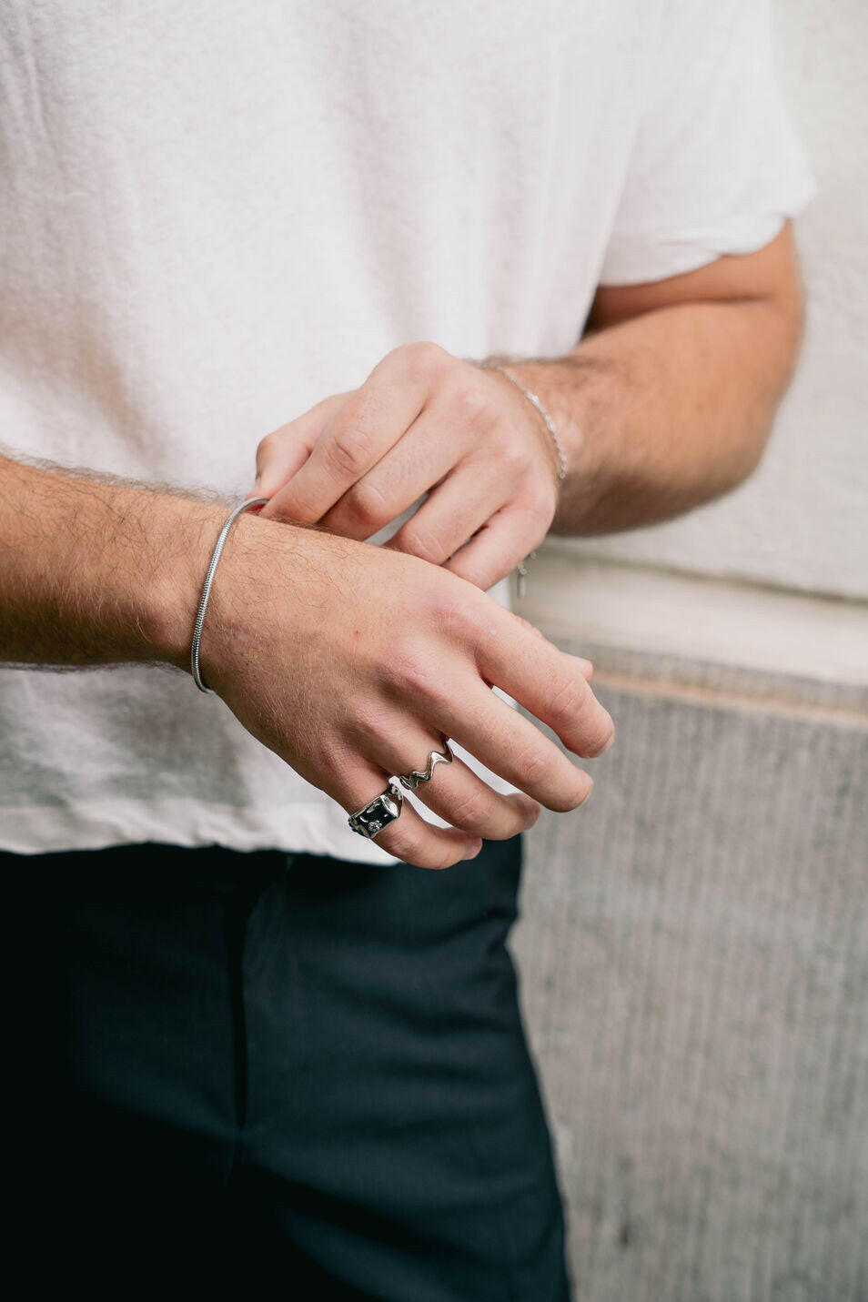 EXCITÀRE Ember Ring silver paired with the Flower Ring and Figaro bracelet.