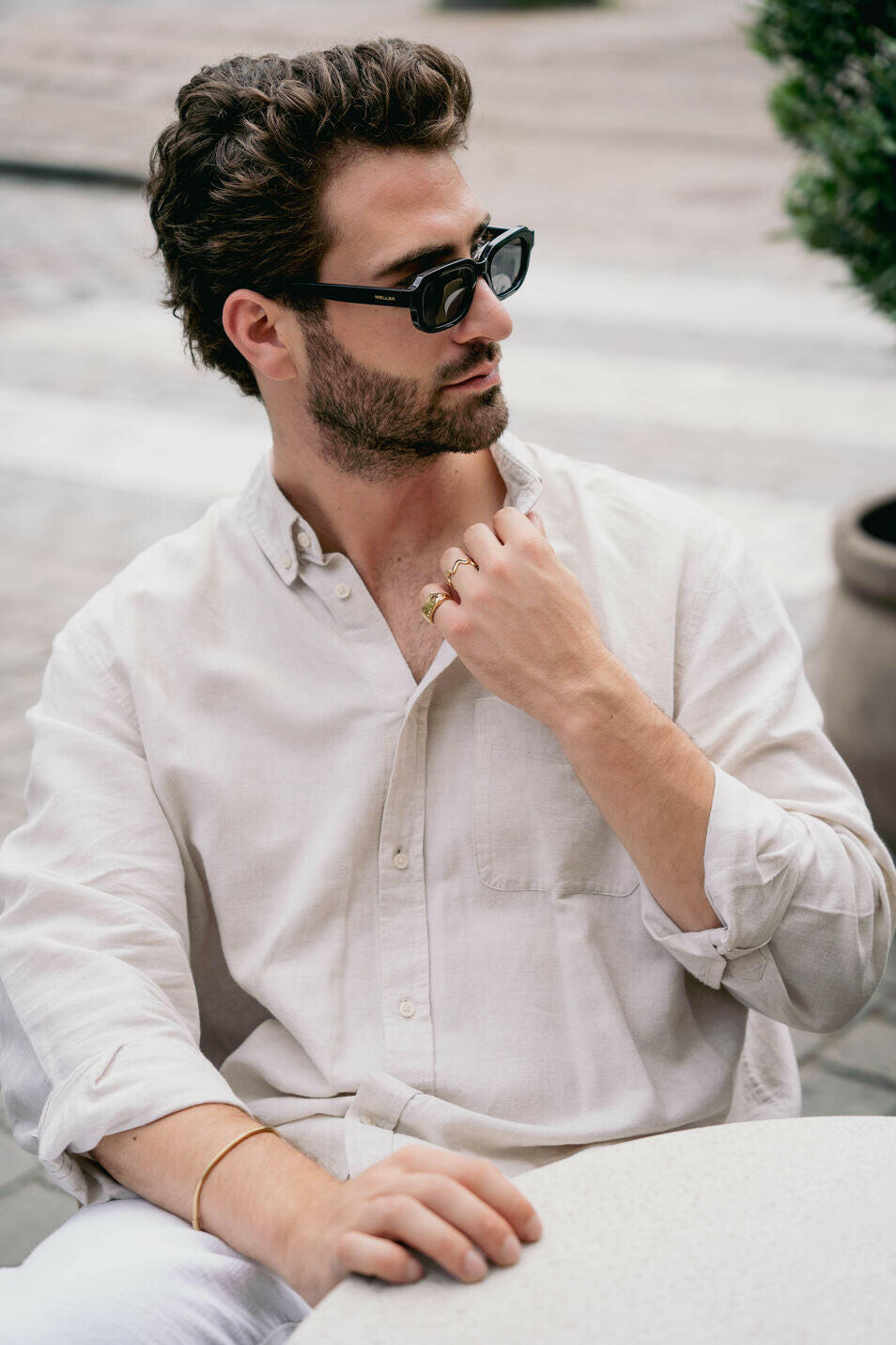 EXCITÀRE Figaro Bracelet gold styled with gold rings and cream linen shirt in an outdoor setting.