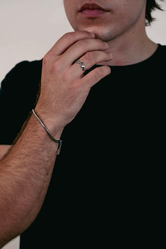 EXCITÀRE Figaro Bracelet silver styled with silver Ember ring and black T-shirt.