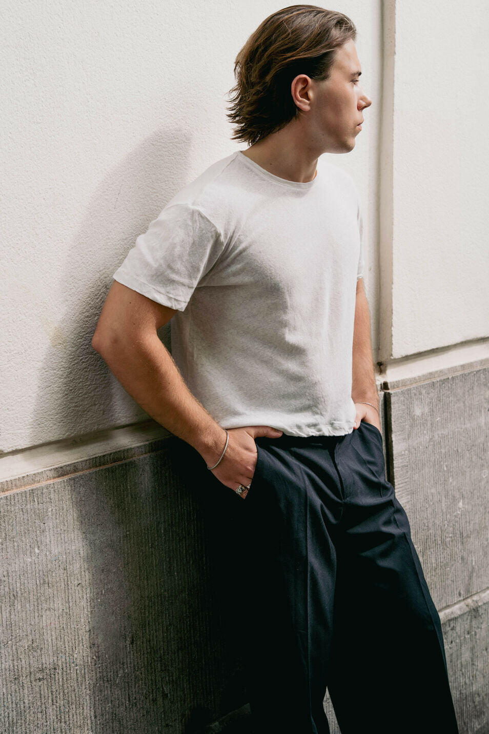 EXCITÀRE Figaro Bracelet silver styled with casual white T-shirt and dark trousers in outdoor setting.