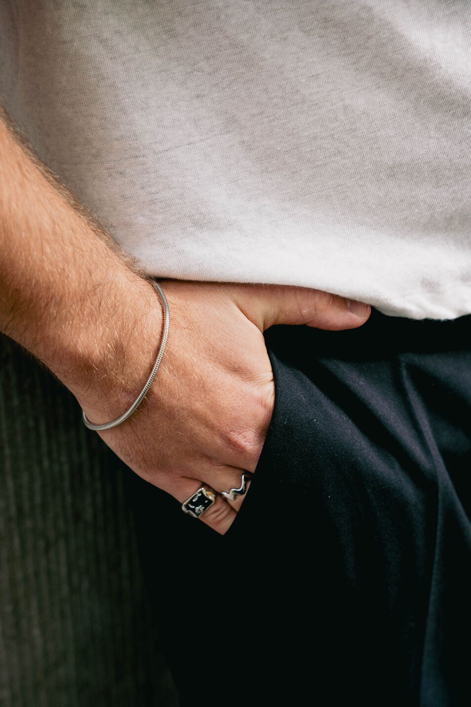EXCITÀRE Flower Ring silver, Wave Ring silver and Figaro Bracelet silver styled with a white tee and black trousers.