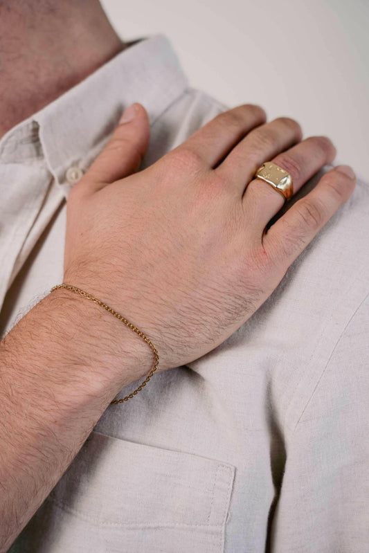 EXCITÀRE Nova Bracelet gold with fine rounded chain, styled with the Flower gold ring and cream shirt.