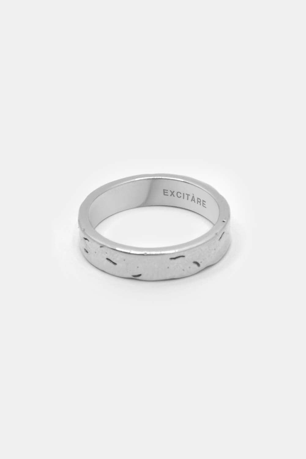 EXCITÀRE Brand Ring in silver, side view highlighting band design