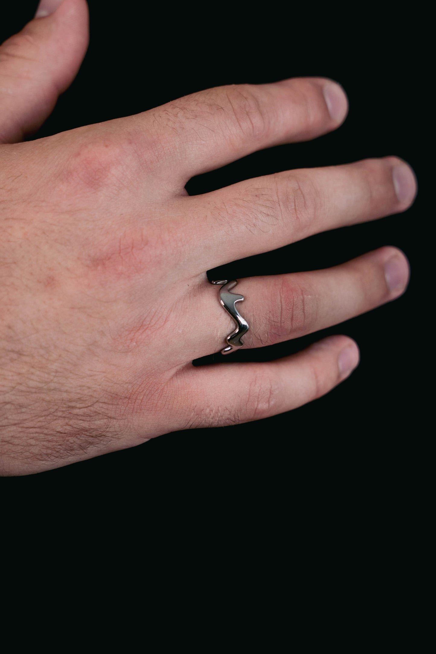 EXCITÀRE Ember Ring silver on hand against black t-shirt.