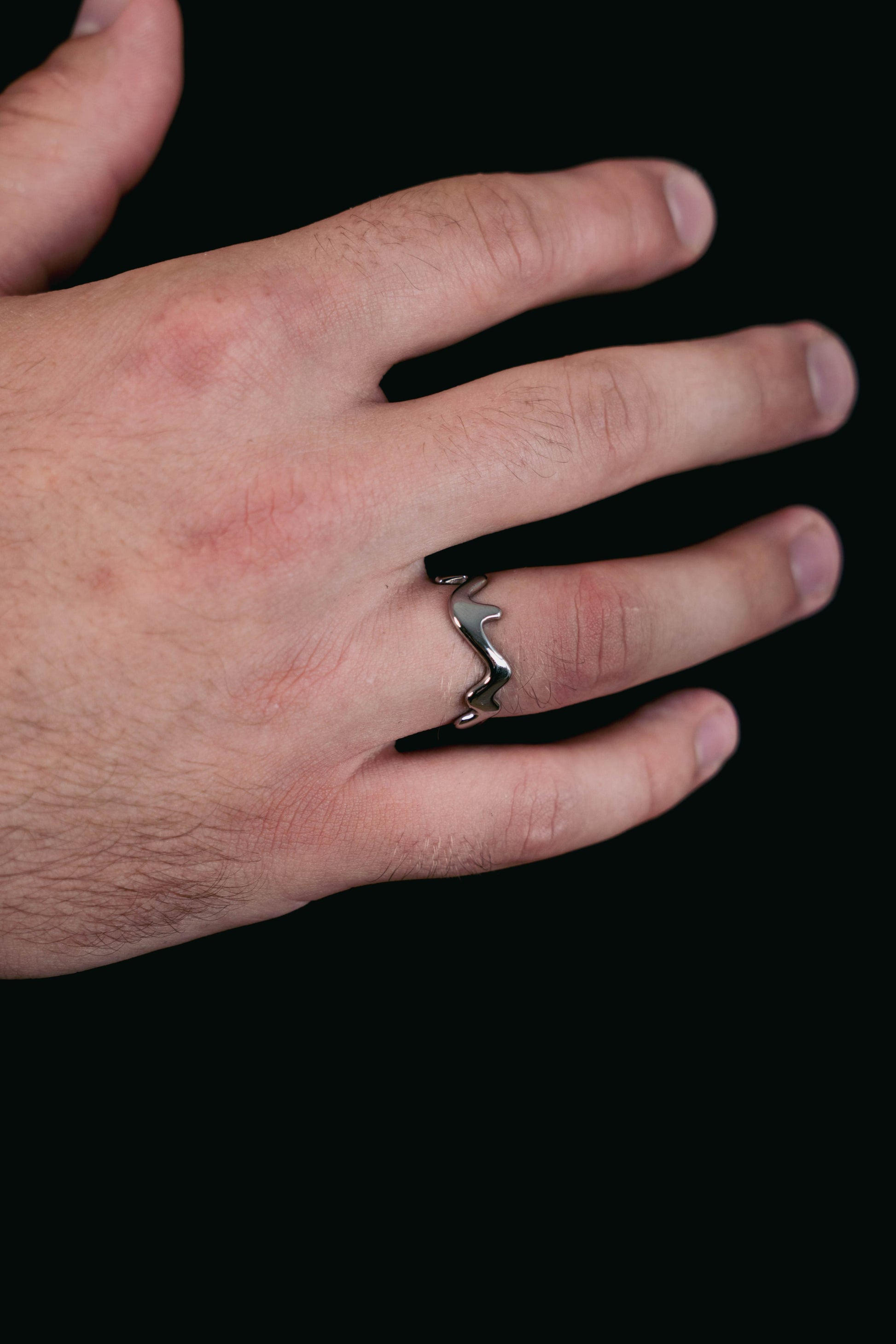EXCITÀRE Ember Ring silver on hand against black t-shirt.