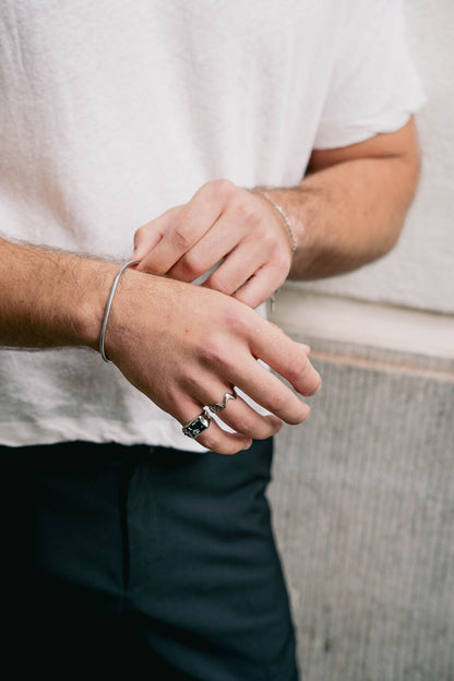 EXCITÀRE Ember Ring silver paired with the Flower Ring and Figaro bracelet.