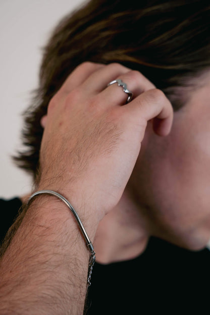 EXCITÀRE Figaro Bracelet silver with polished chain detail, styled with silver Ember ring.