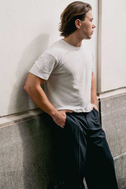 EXCITÀRE Figaro Bracelet silver styled with casual white T-shirt and dark trousers in outdoor setting.
