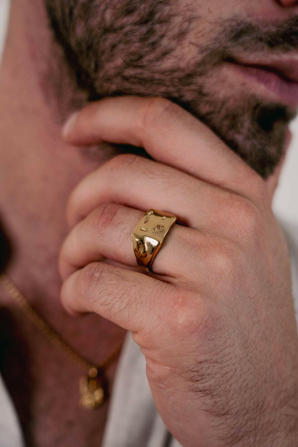 EXCITÀRE Flower Ring gold styled with matching gold necklace.