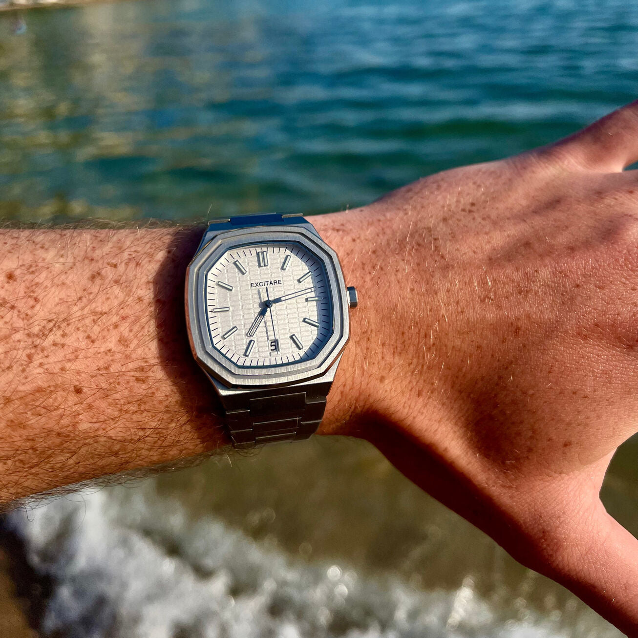 Foto showing the Lumen White Watch in summer time.