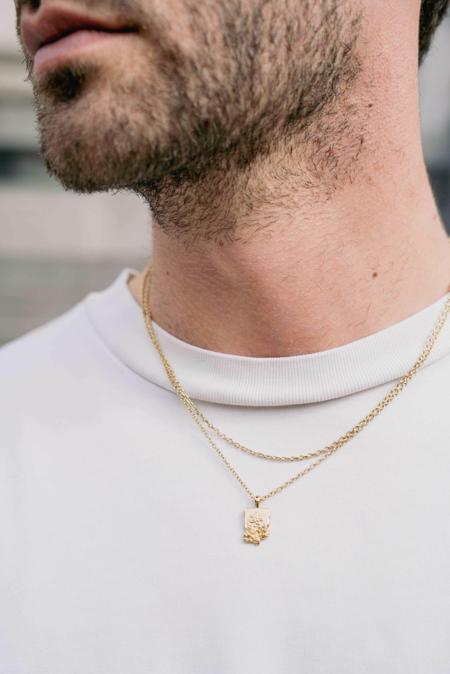 EXCITÀRE Nova Necklace gold, gold chain worn around the neck with the Flower necklace.
