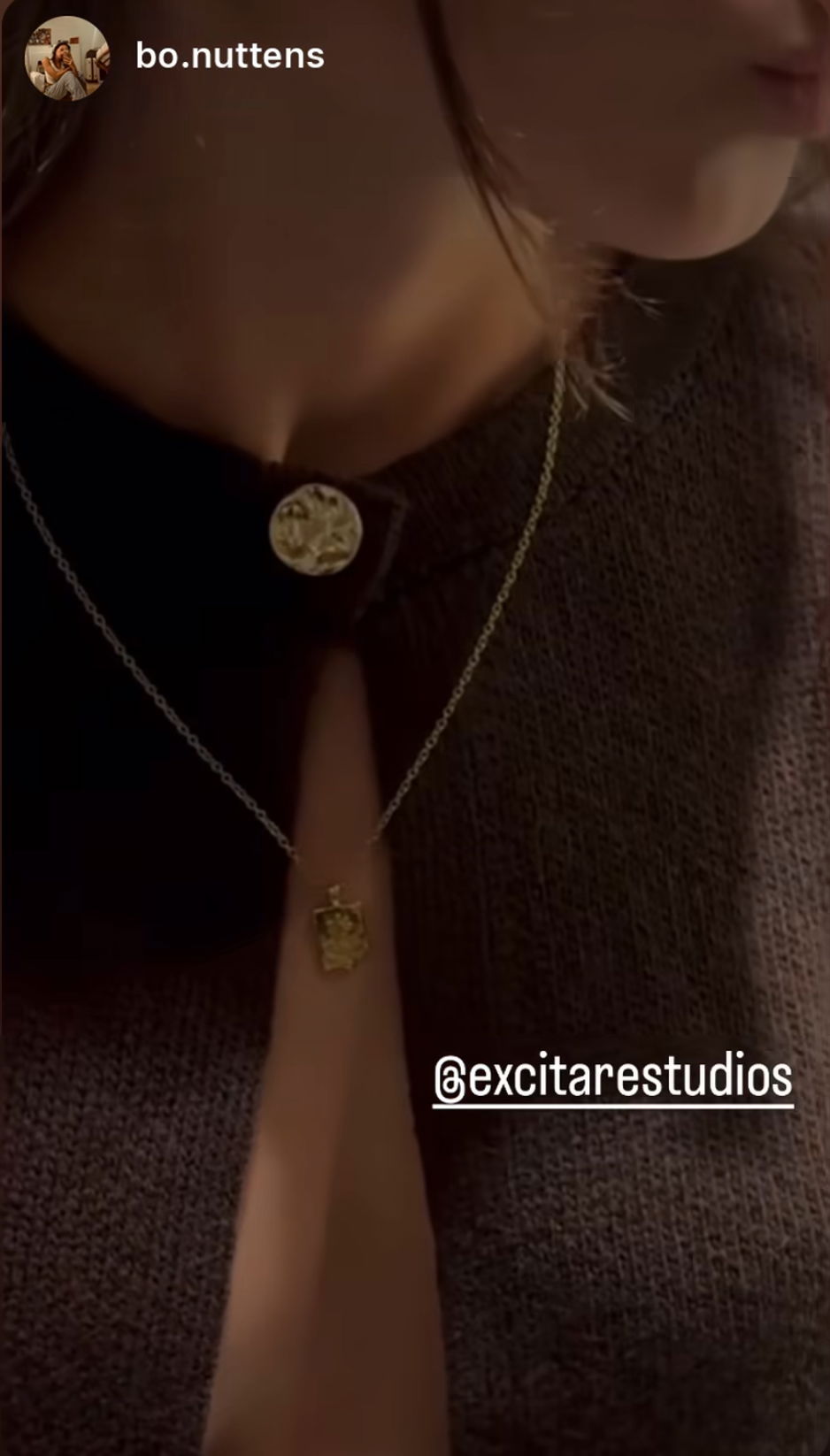 Customer wearing the EXCITÀRE Flower Necklace Gold, styled with a dark knit top — minimalist unisex jewelry with a timeless golden finish.