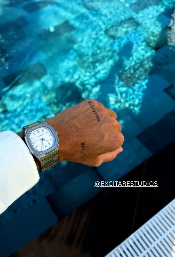 EXCITÀRE Lumen White Watch – stainless steel unisex luxury watch, waterproof and designed for everyday wear, photographed poolside