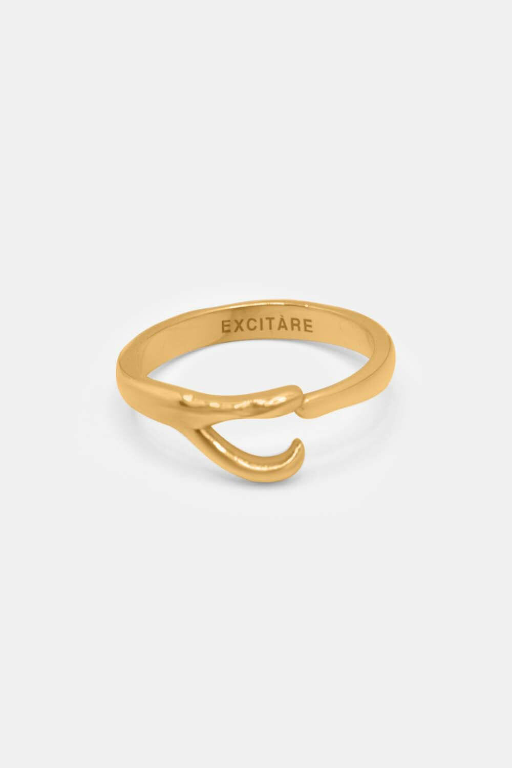 Minimalistische gouden ring met een zachte curved shape voor old money ring styling en quiet luxury outfits.