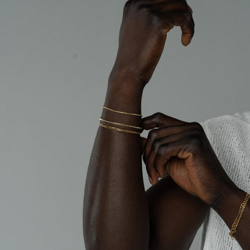 Close-up of man wearing EXCITÀRE gold bracelet