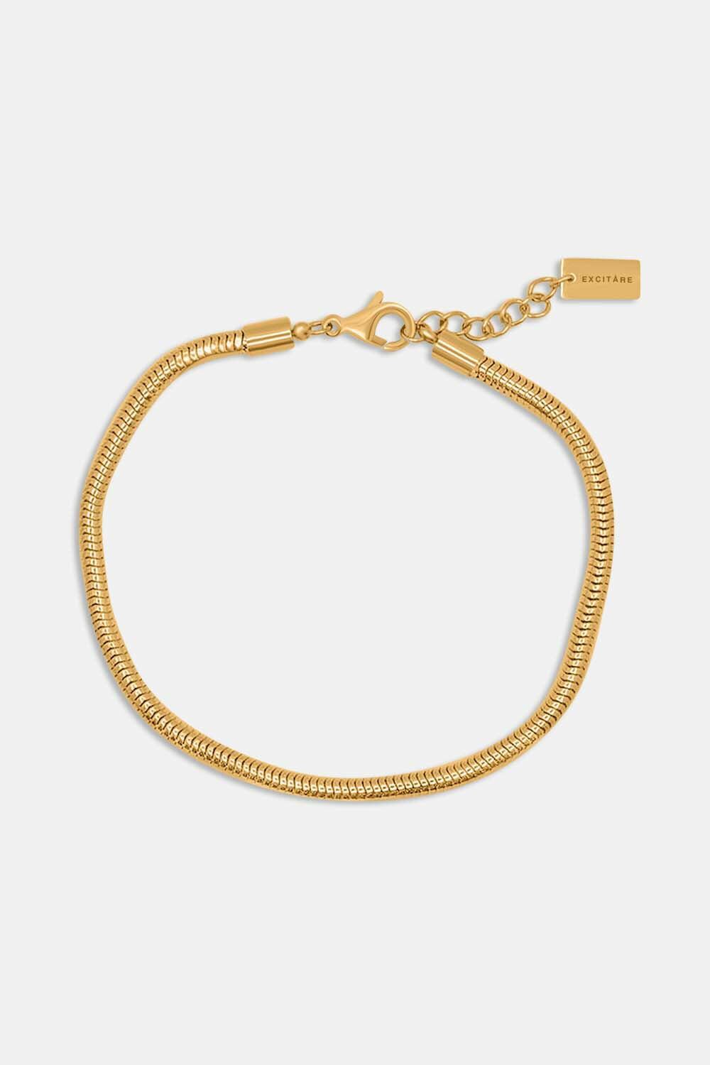 Minimalistische gouden armband gestyled voor quiet luxury en old money outfits met een clean verfijnd detail.