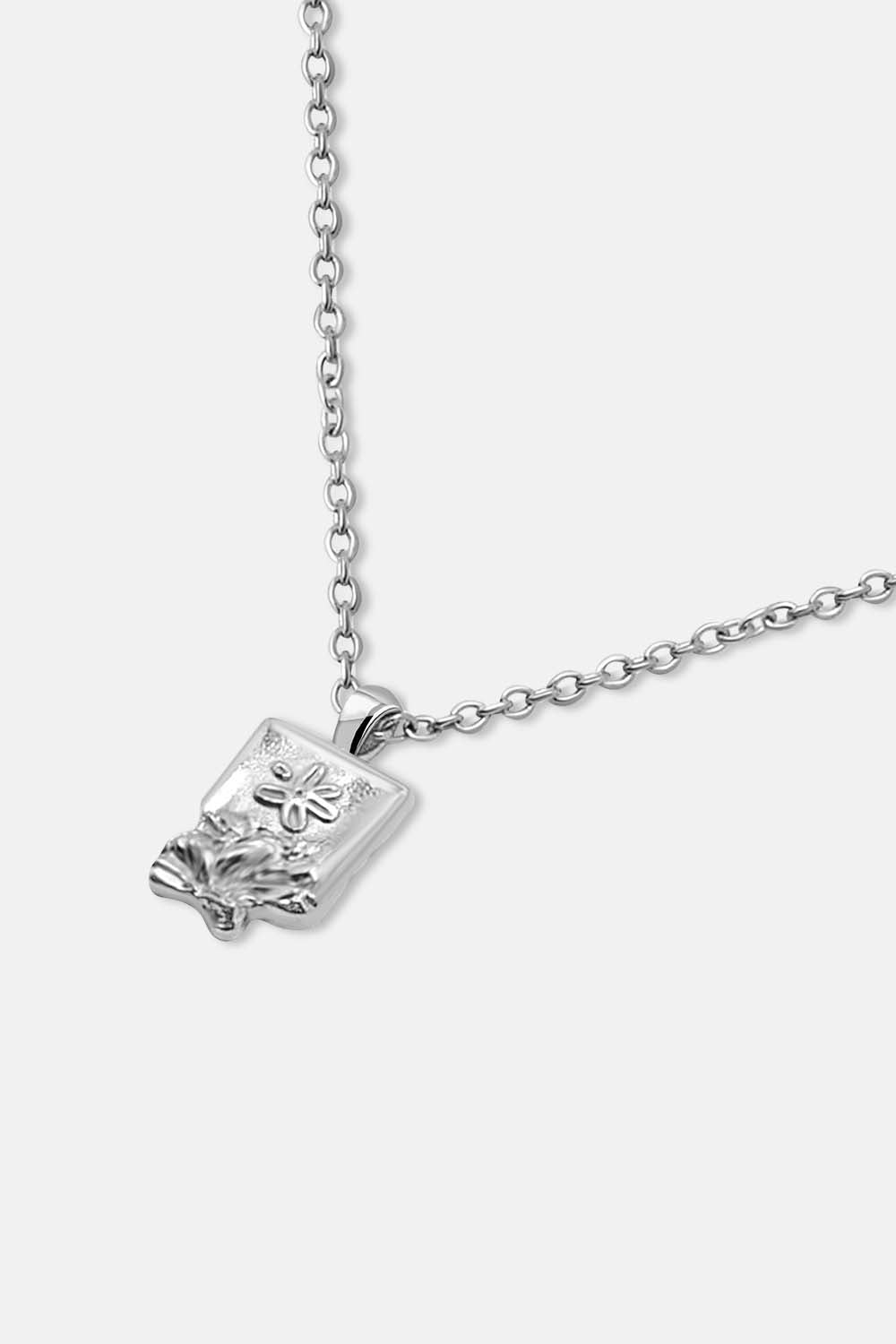 EXCITÀRE Flower Necklace in silver, angled side view showcasing chain design

