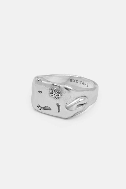EXCITÀRE Flower Ring in silver, side view highlighting band design