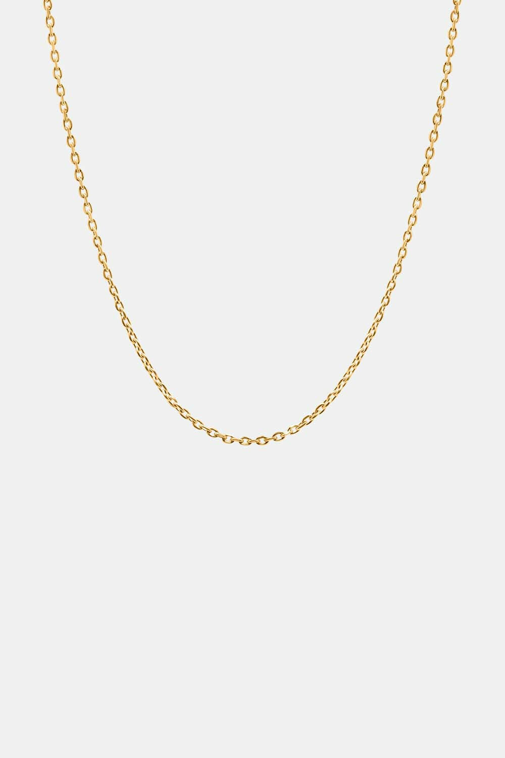 Minimalistische gouden ketting voor een old money jewelry look met cleane quiet luxury styling.