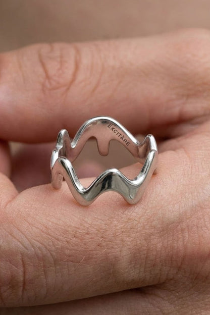 Top view of the Wave Ring Extra in silver, featuring a flowing minimalist wave design with engraved EXCITARE branding.